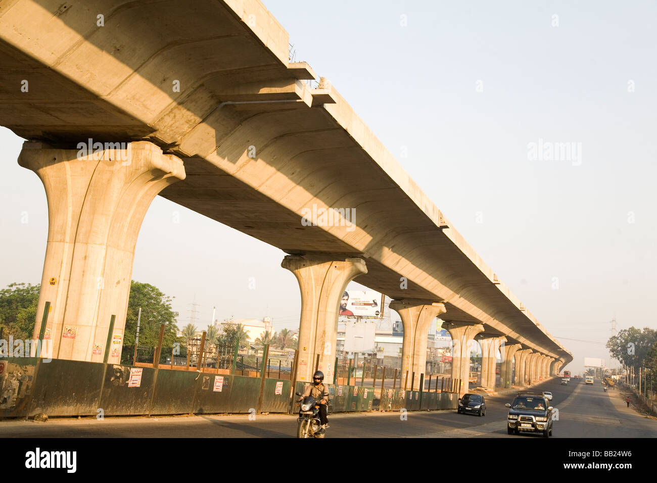 Infrastruktur entsteht derzeit in Bangalore, Indien. Dies ist eine neue Express-Möglichkeit auf dem Weg zur Electronics City. Stockfoto