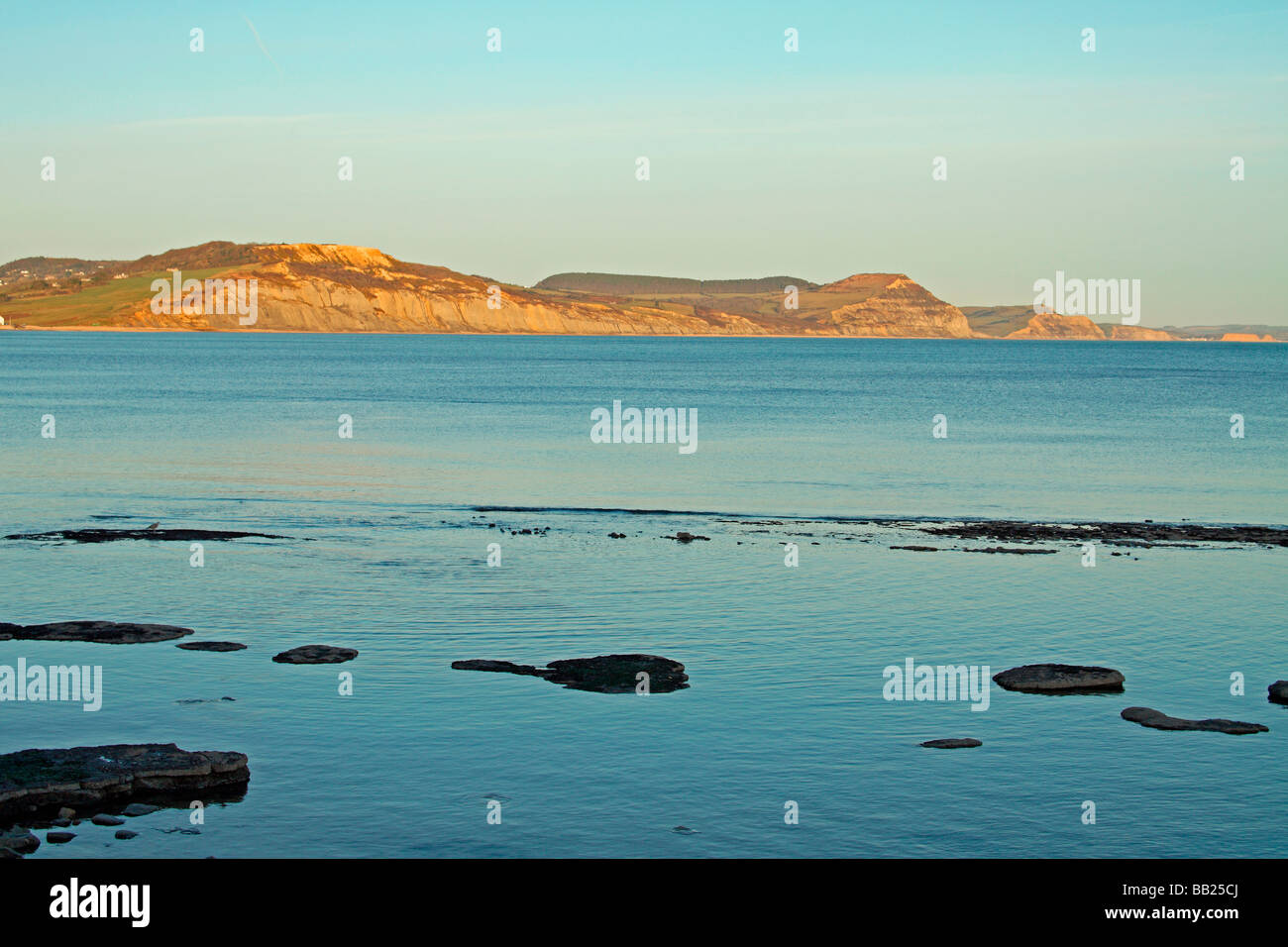 Blick auf den Dorset Coast von Lyme Regis in Richtung Charmouth und die Golden Cap Cliff. Südengland Stockfoto