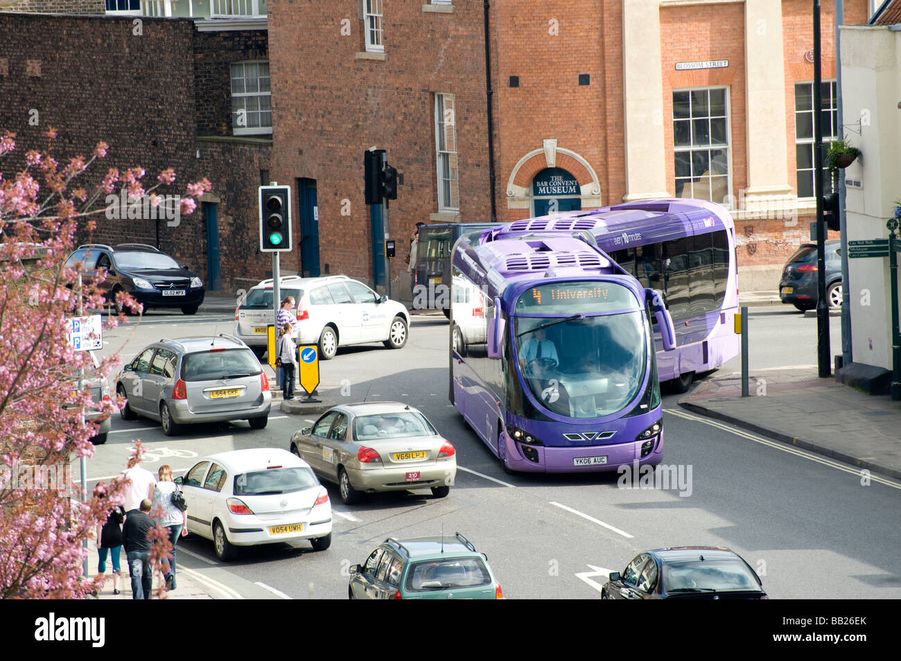 Ersten Ftr kurvenreich Bus fahren durch die Innenstadt von York in England Stockfoto