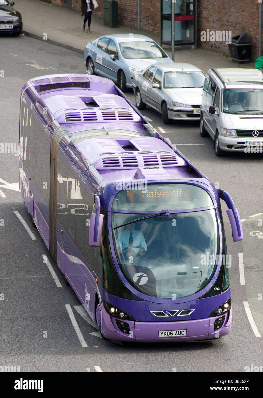 Ersten Ftr kurvenreich Bus fahren durch die Innenstadt von York in England Stockfoto