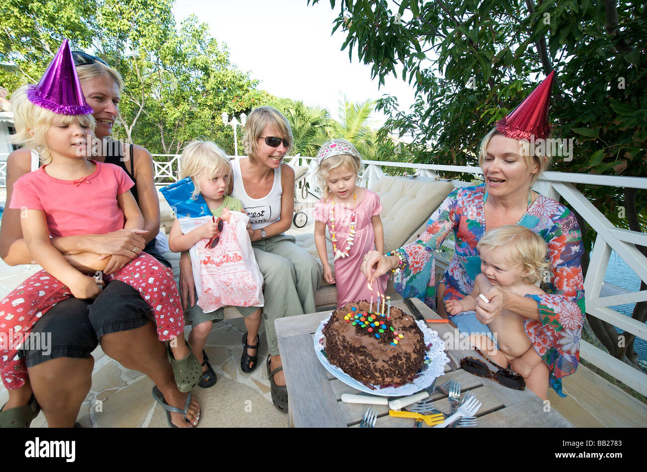 Bläst die Kerzen-Geburtstags-party Stockfoto