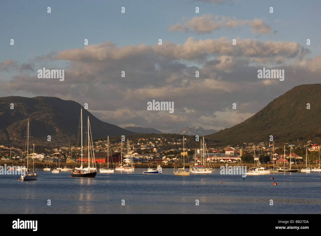 Südamerika, Argentinien, Ushuaia. Kleine Boote ankerten im Hafen bei Sonnenaufgang. Stockfoto