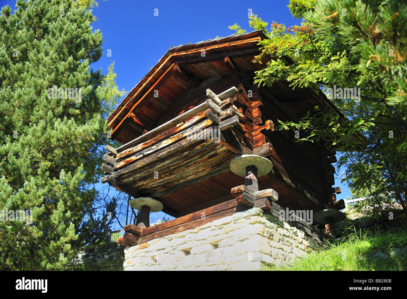 Ansicht eines Schweizer Chalets in Chandolin, Schweiz, unterstützt auf Staddle Steinen Stockfoto