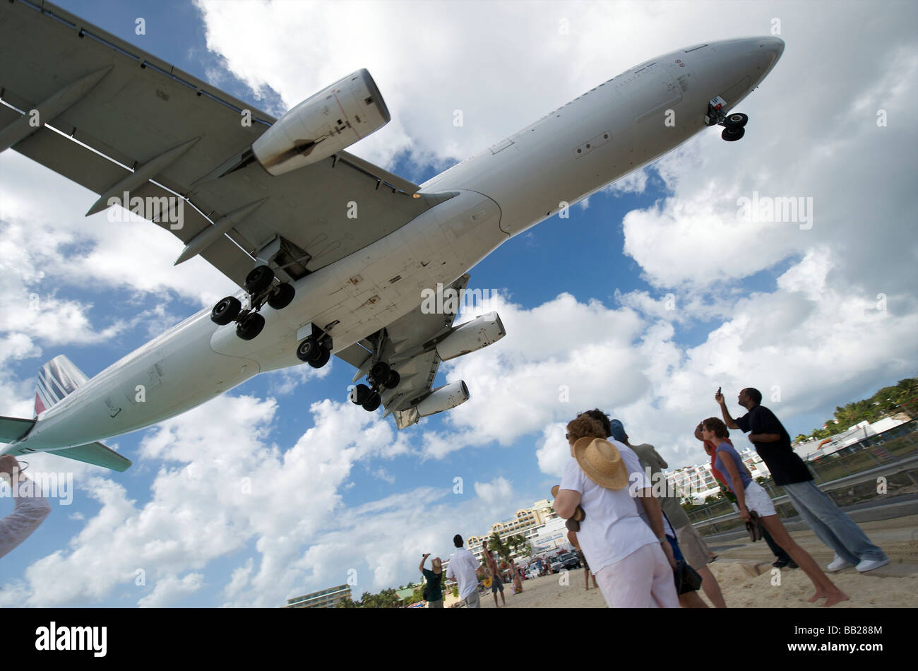 Sint Maarten ein Flugzeug fliegen tief über Maho Beach in der Princess Juliana International Airport Stockfoto