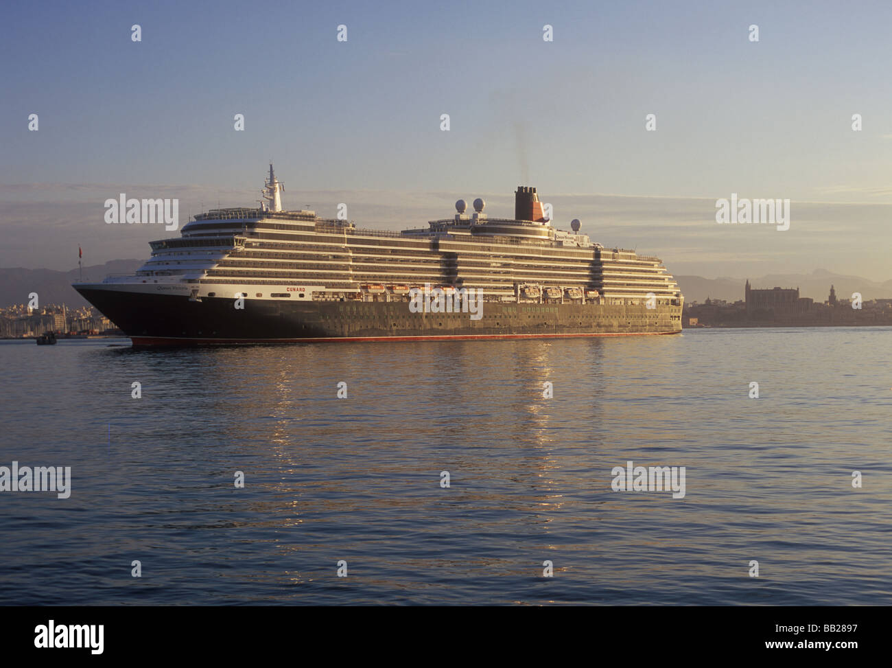 Cunard Line Kreuzfahrtschiff 'Queen Victoria' Eintritt in den Hafen von Palma De Mallorca Stockfoto