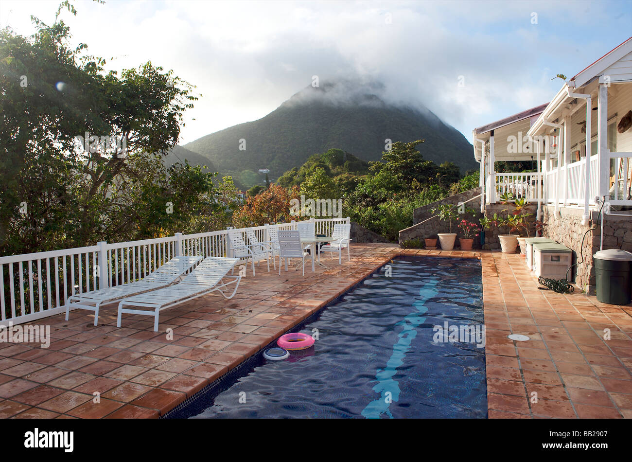 Saba-Villa mit Schwimmbad an den Hängen des Mt-Landschaft Stockfoto