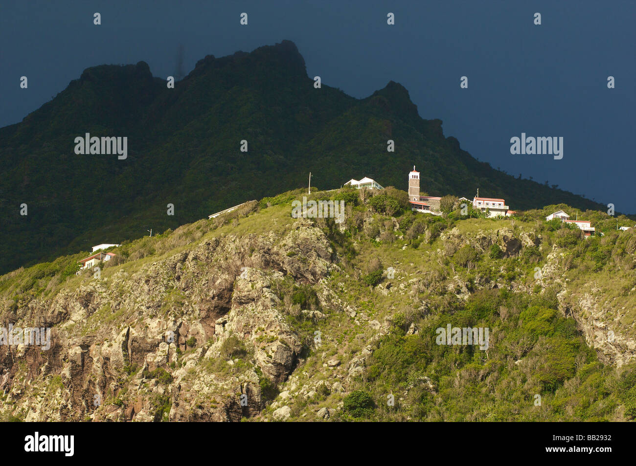 Die Kirche der Hölle s Tor auf einer Felge und Mount Scenery hinter Saba Stockfoto