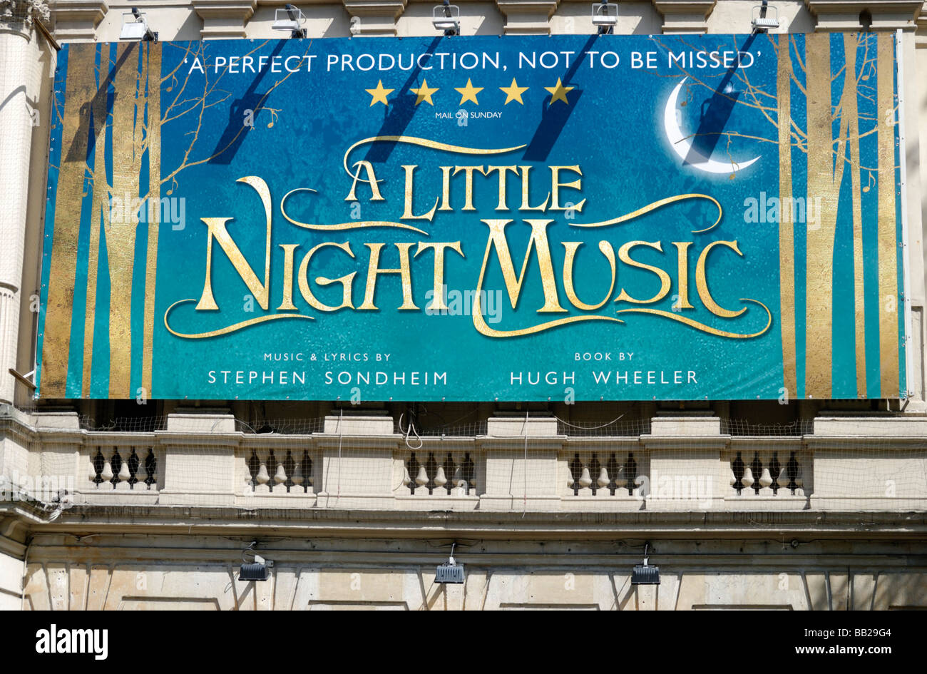 Plakatwerbung der musikalischen A Little Night Music außerhalb der Garrick Theatre London Stockfoto