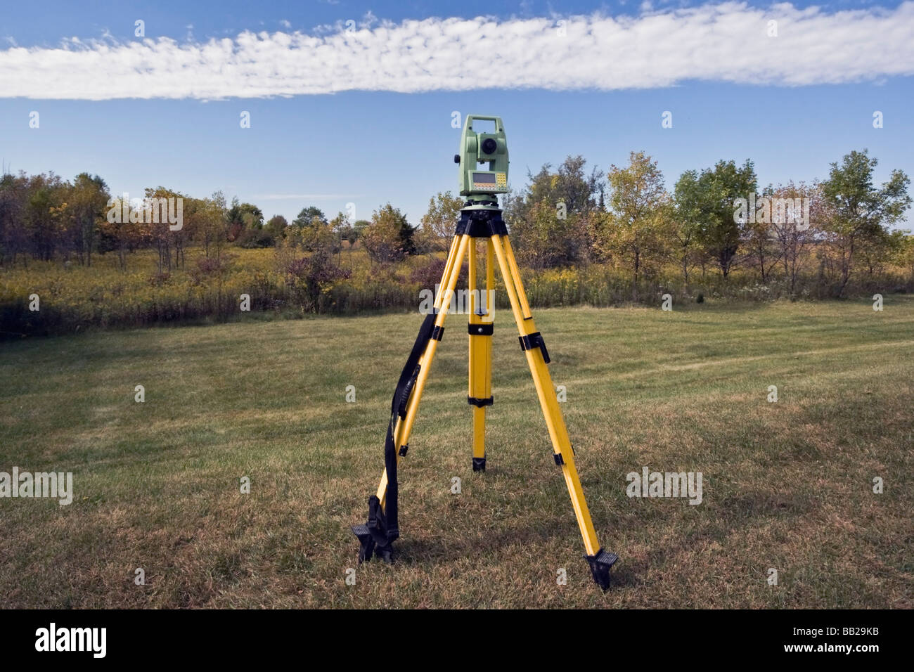 Oktober-Vermessung - Instrumentarium im Feld Stockfoto