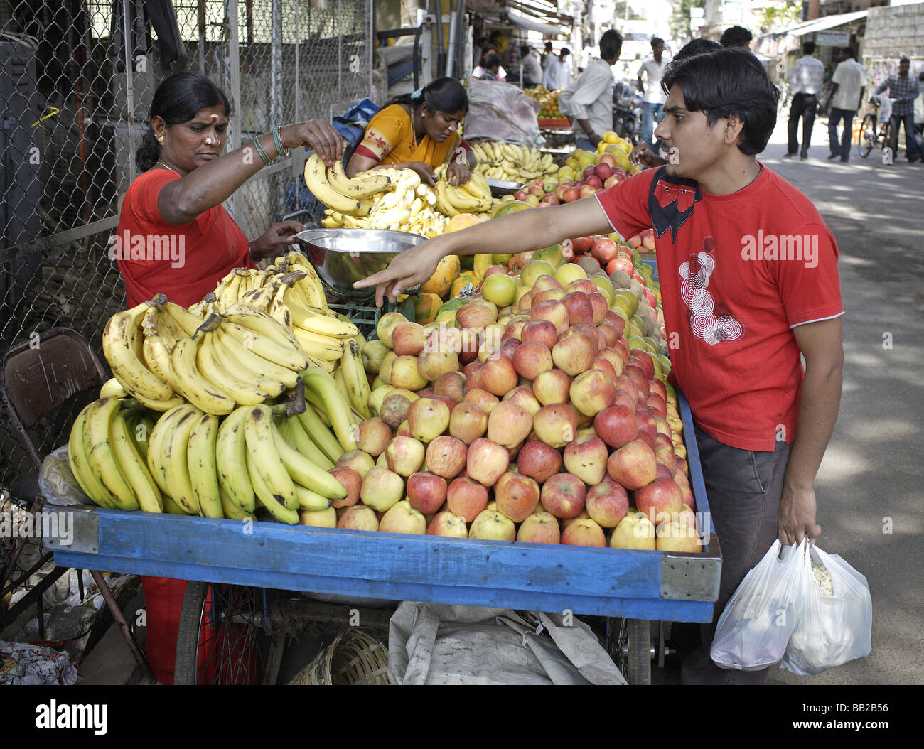 Frauen an Einem Obststand in Bangalore Indien Frauen verkaufen Obst Bangalore Indien Stockfoto