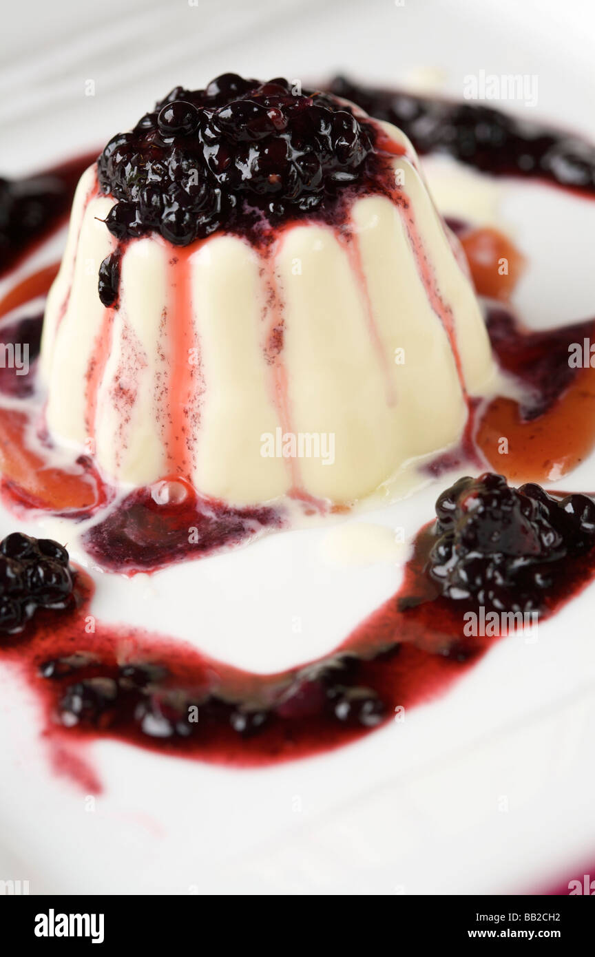 Leckere Panna Cotta Dessert mit Blackberry-sauce Stockfoto