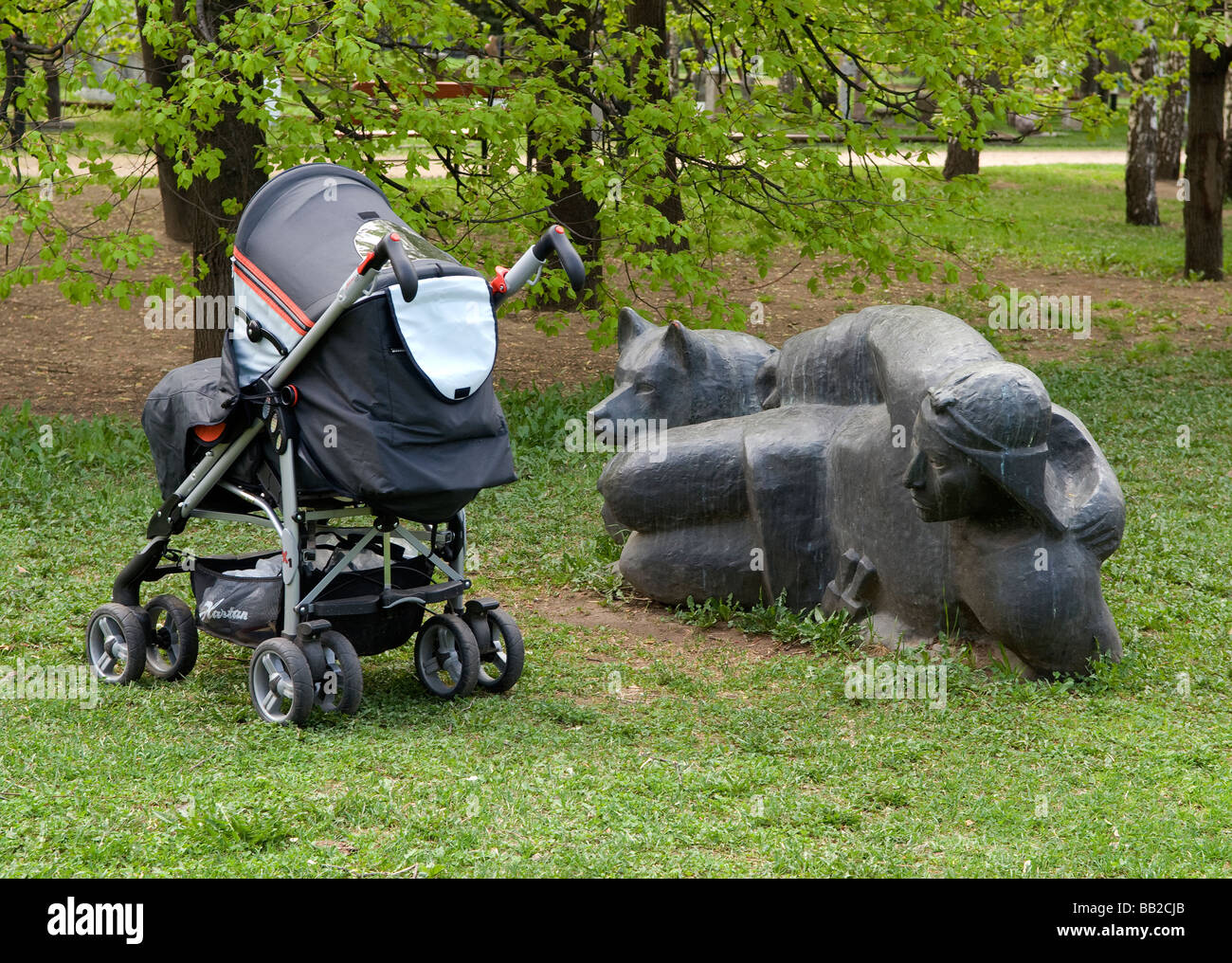 Kinderwagen und die Skulpturengruppe auf dem grünen Rasen Stockfoto