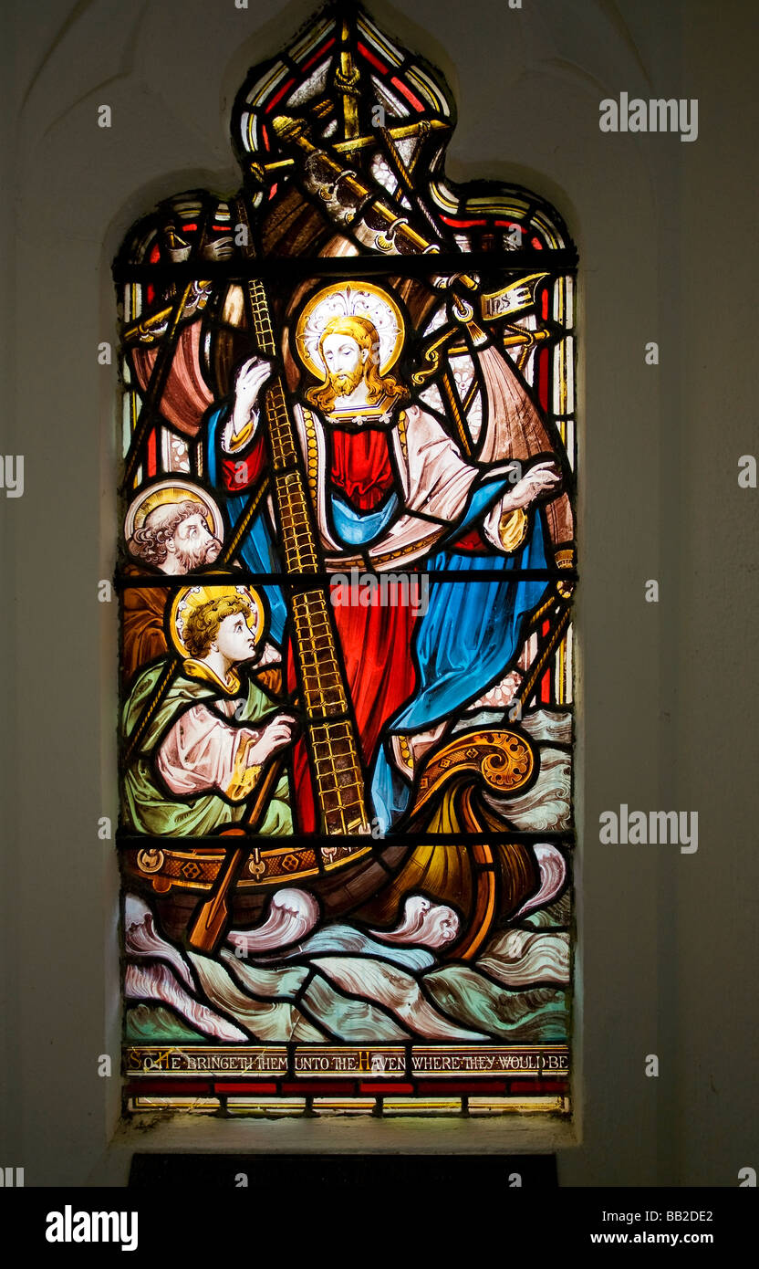 Glasfenster Christus speichern Segler in Gefahr auf dem Meer. West Sussex, England, Großbritannien Stockfoto