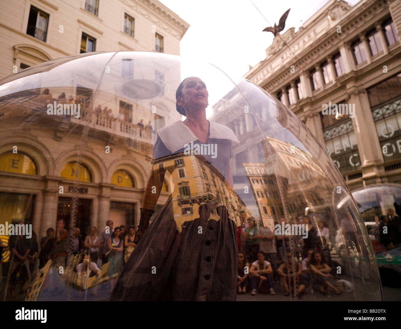 Frau, innen transparente Glaskugel und Publikum beobachten ihre Leistung; Rom, Italien Stockfoto