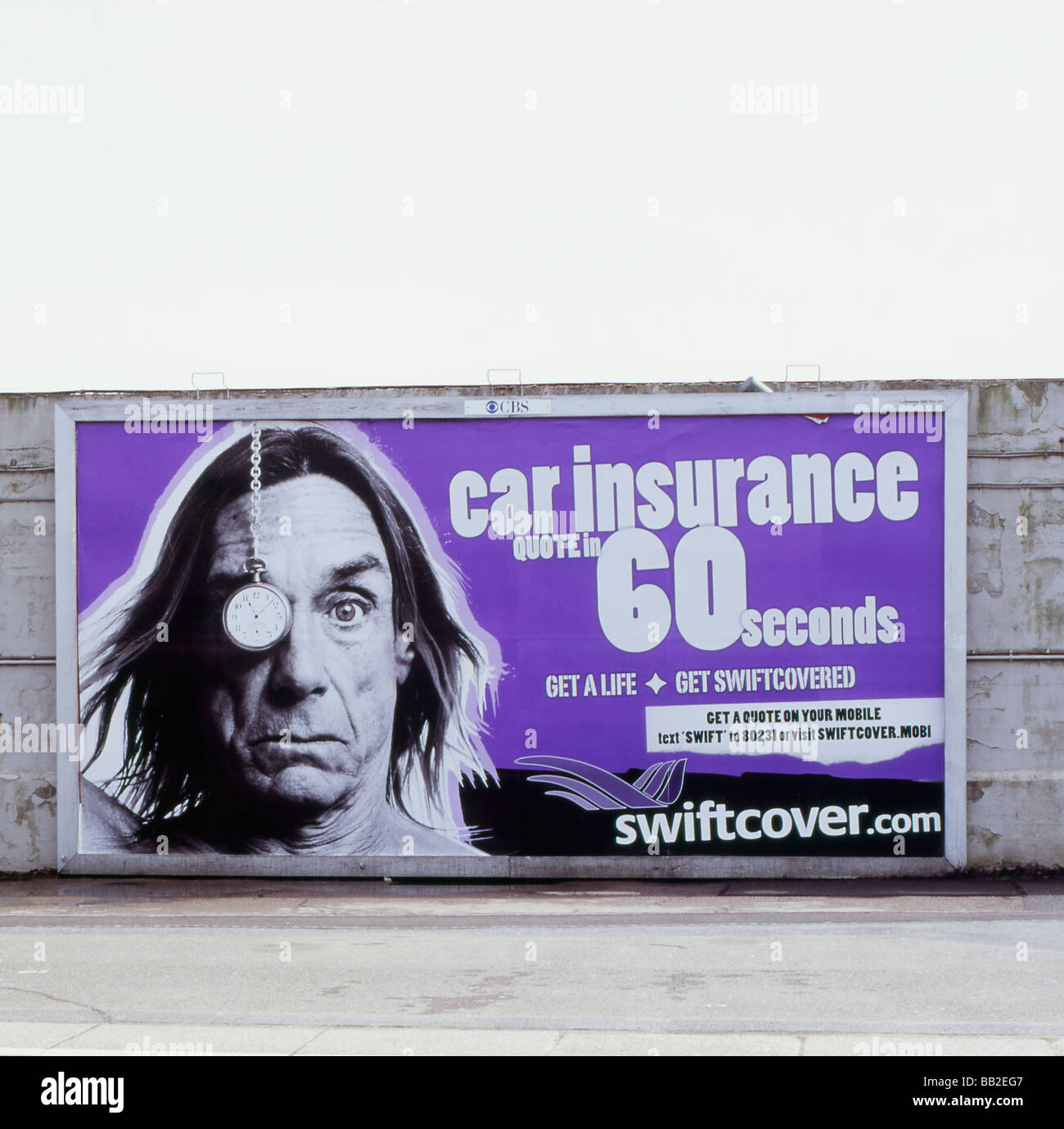 Alternder Rockstar Iggy Pop Promi Werbung Swiftcover Auto Versicherung Auf einer Bahnhofswerbetafel in Großbritannien 2009 KATHY DEWITT Stockfoto