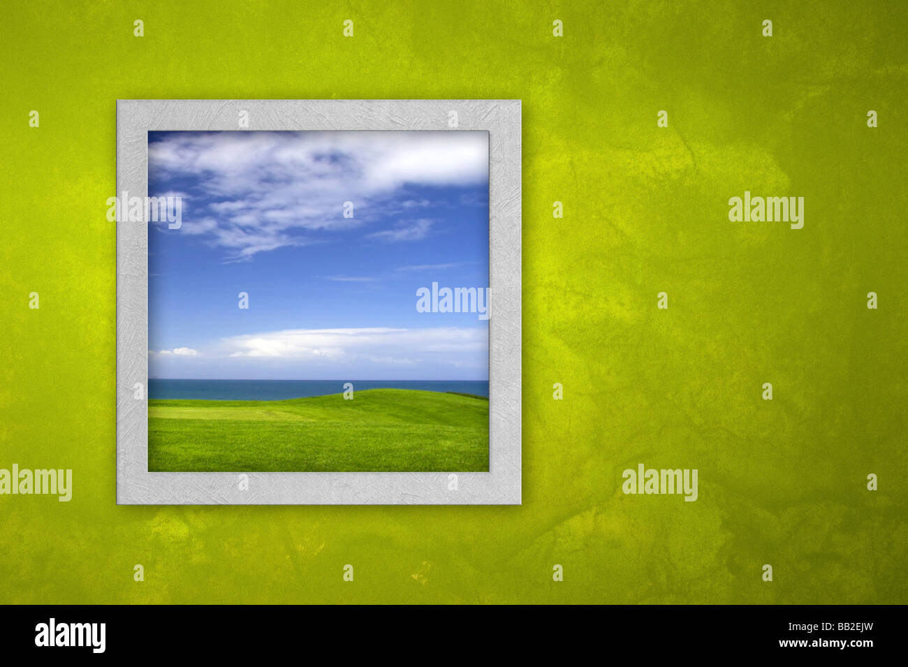 Grüne Wand mit einem offenen Fenster Stockfoto