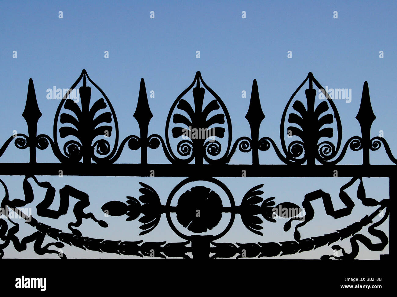 Kunstvoll verziertes schmiedeeisernes dekoratives schmiedeeisernes Tor, das gegen den blauen Himmel silhouettiert wurde Venedig Italien Stockfoto