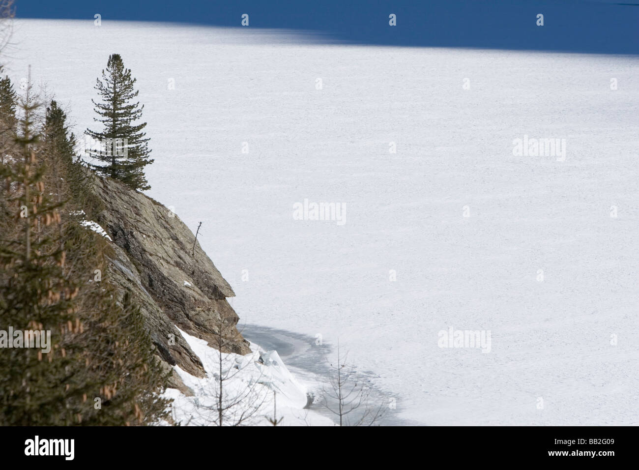 Zuffritsee / Gioveretto Reservoir zugefroren und schneebedeckt Alto Adige, Italien Stockfoto