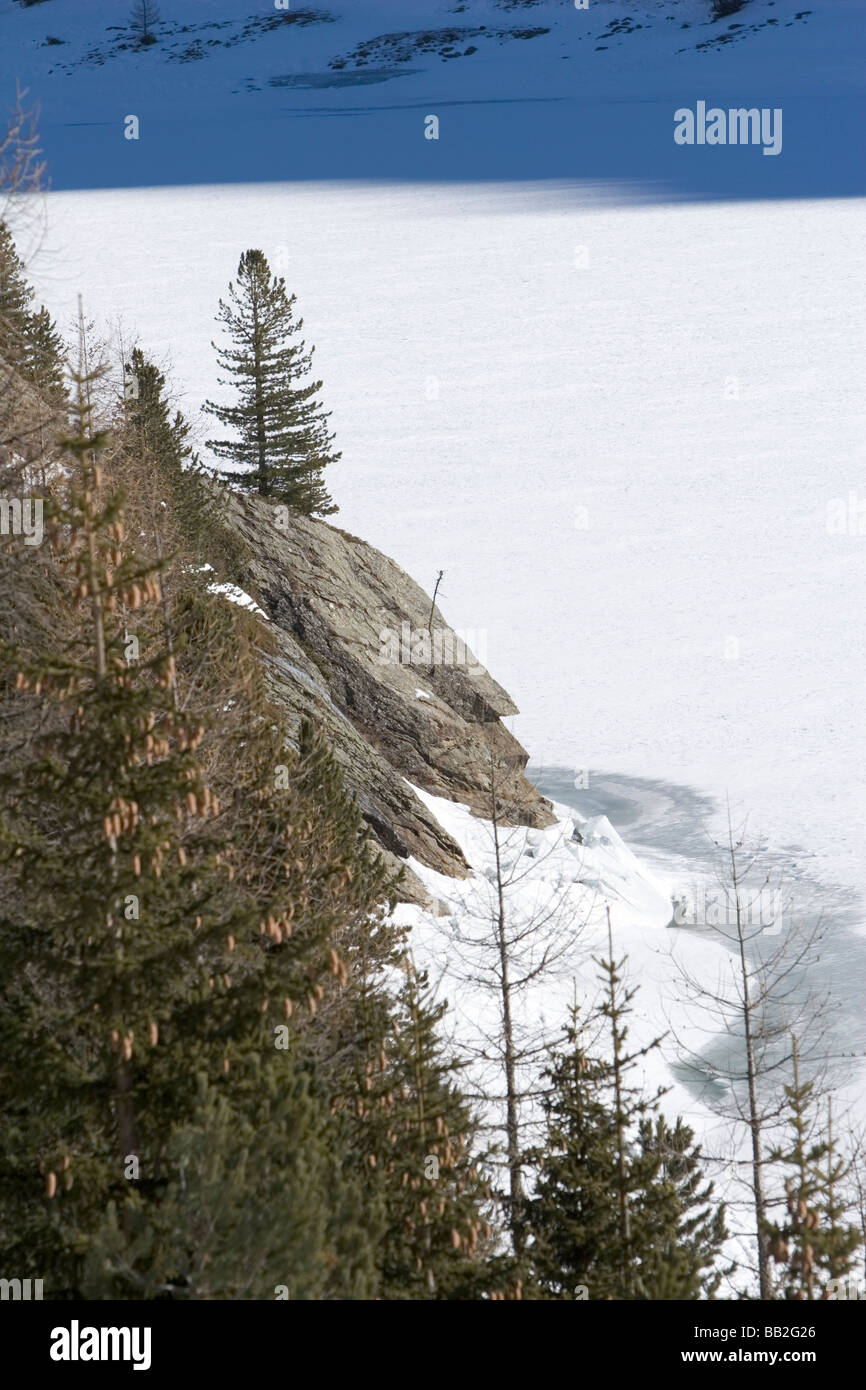 Zuffritsee / Gioveretto Reservoir zugefroren und schneebedeckt Alto Adige Stockfoto