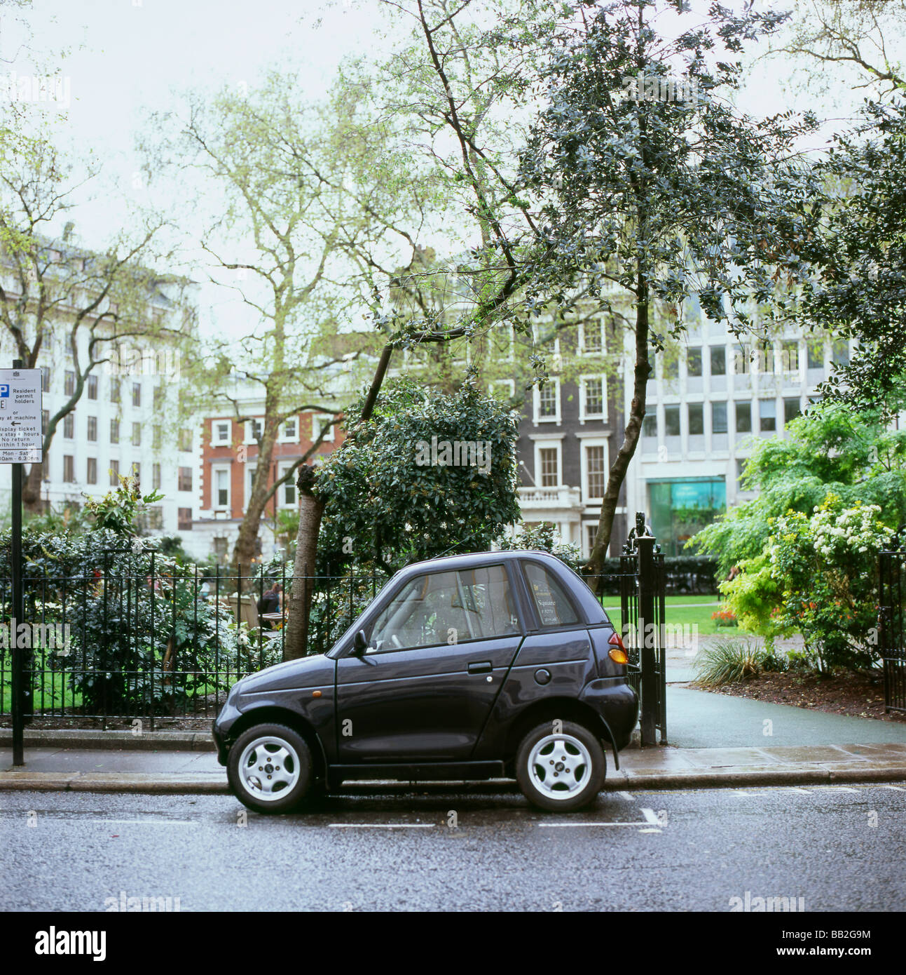 Ein kraftstoffsparendes Auto von GWIZ Revai, das in der Nähe des Hanover Square in London, England, Großbritannien, geparkt wurde. KATHY DEWITT Stockfoto