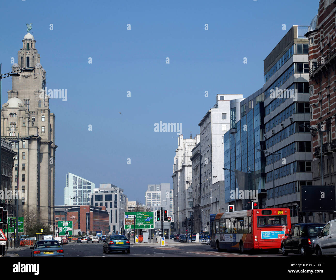 Suche entlang Strand Street hinter Liverpool Waterfront, dem Leber-Gebäude auf der linken Seite, North WEst England Stockfoto