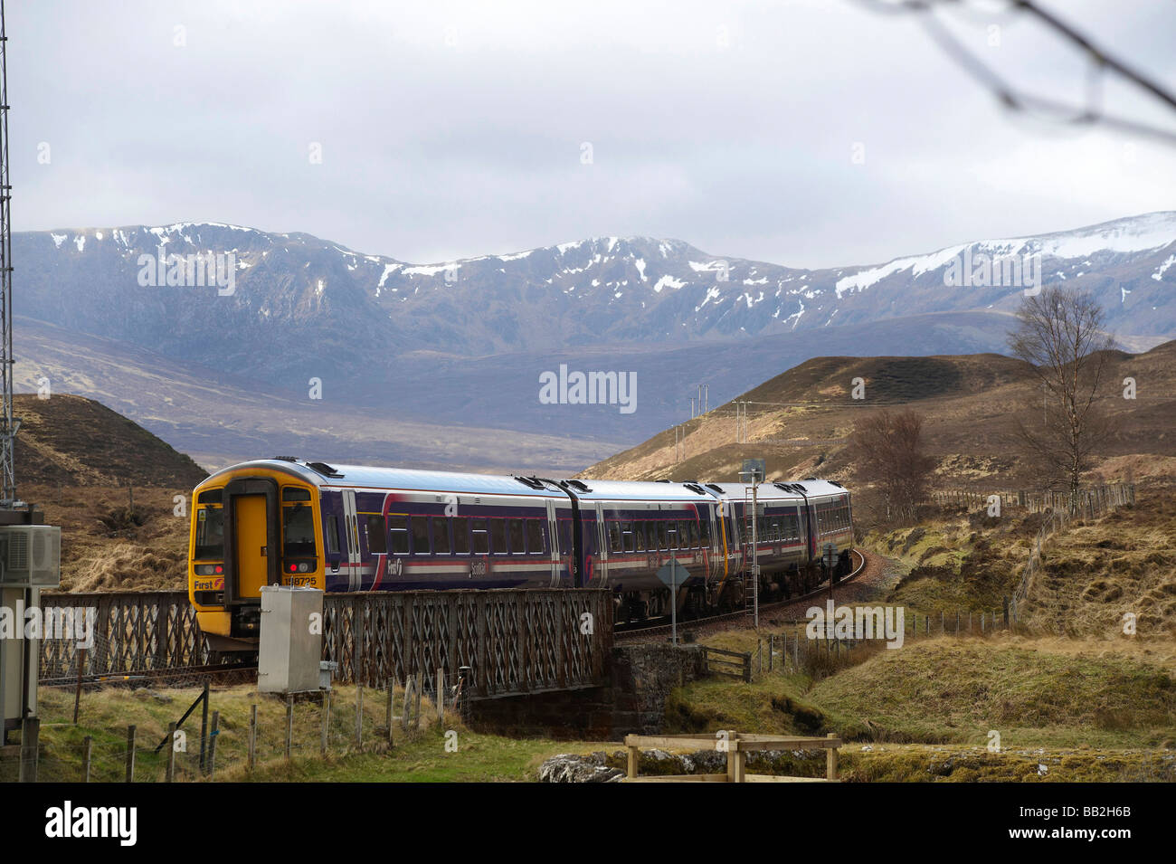Lokalen Scotrail Zug auf die Inverness, Kyle of Lochalsh Line, Schottisches Hochland, Achnasheen Bahnhof Stockfoto