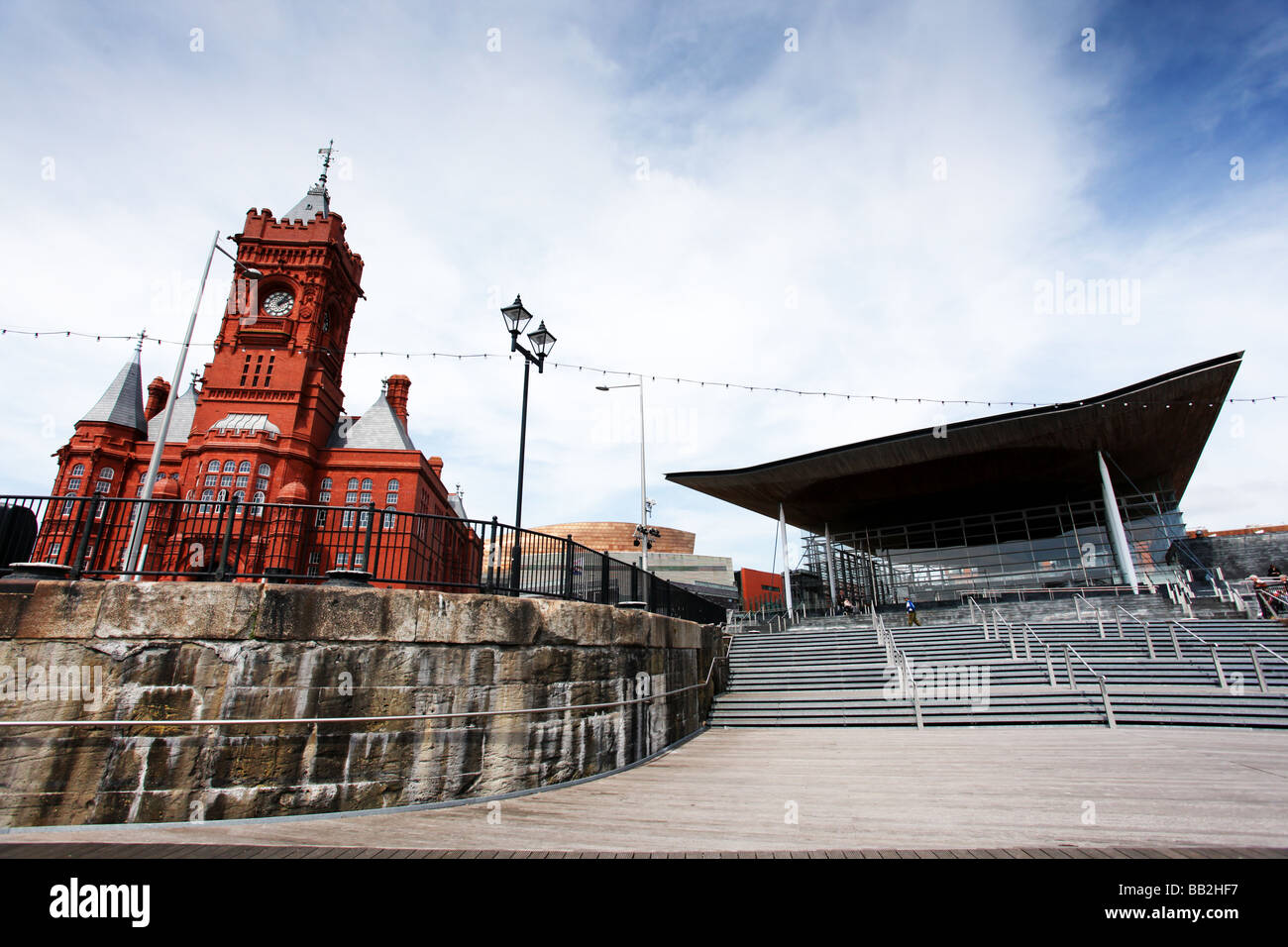Die Walisische Nationalversammlung und Pierhead Gebäude mit Blick auf die Bucht von Cardiff und Waterfront Area, South Wales, UK Stockfoto