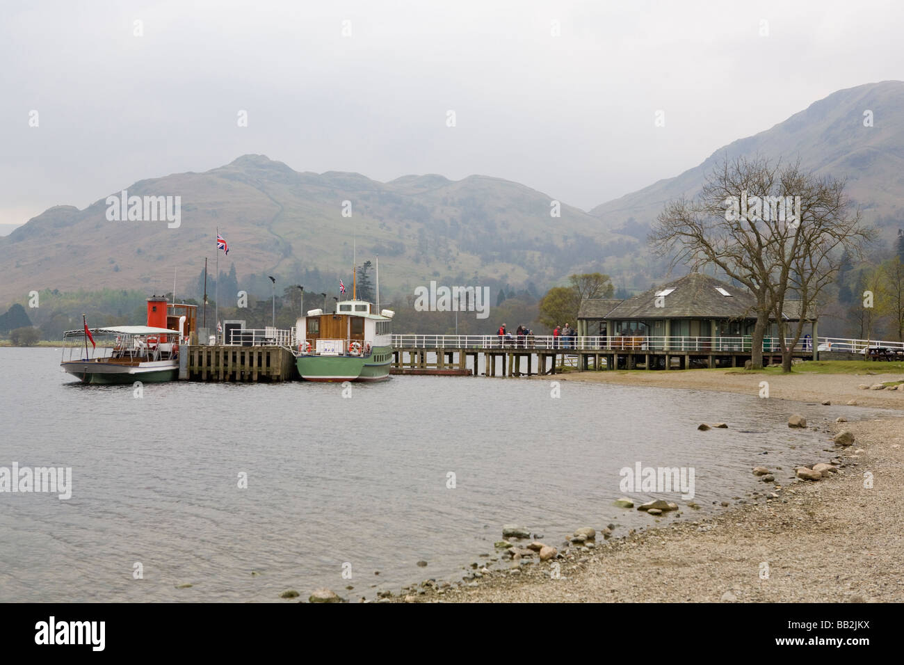 Ullswater Steamers "Lady of the Lake" und "Lady Wakefield" gefesselt im Glenridding Pierhead, mit dem Pier House-Buchung-Saal. Stockfoto