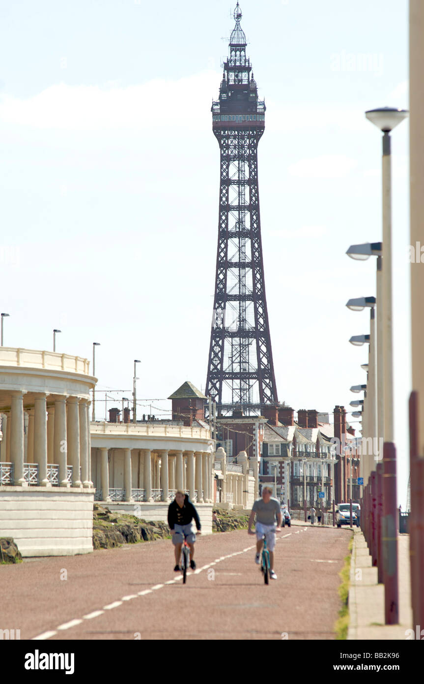 Blackpool Tower und Radfahrer Stockfoto