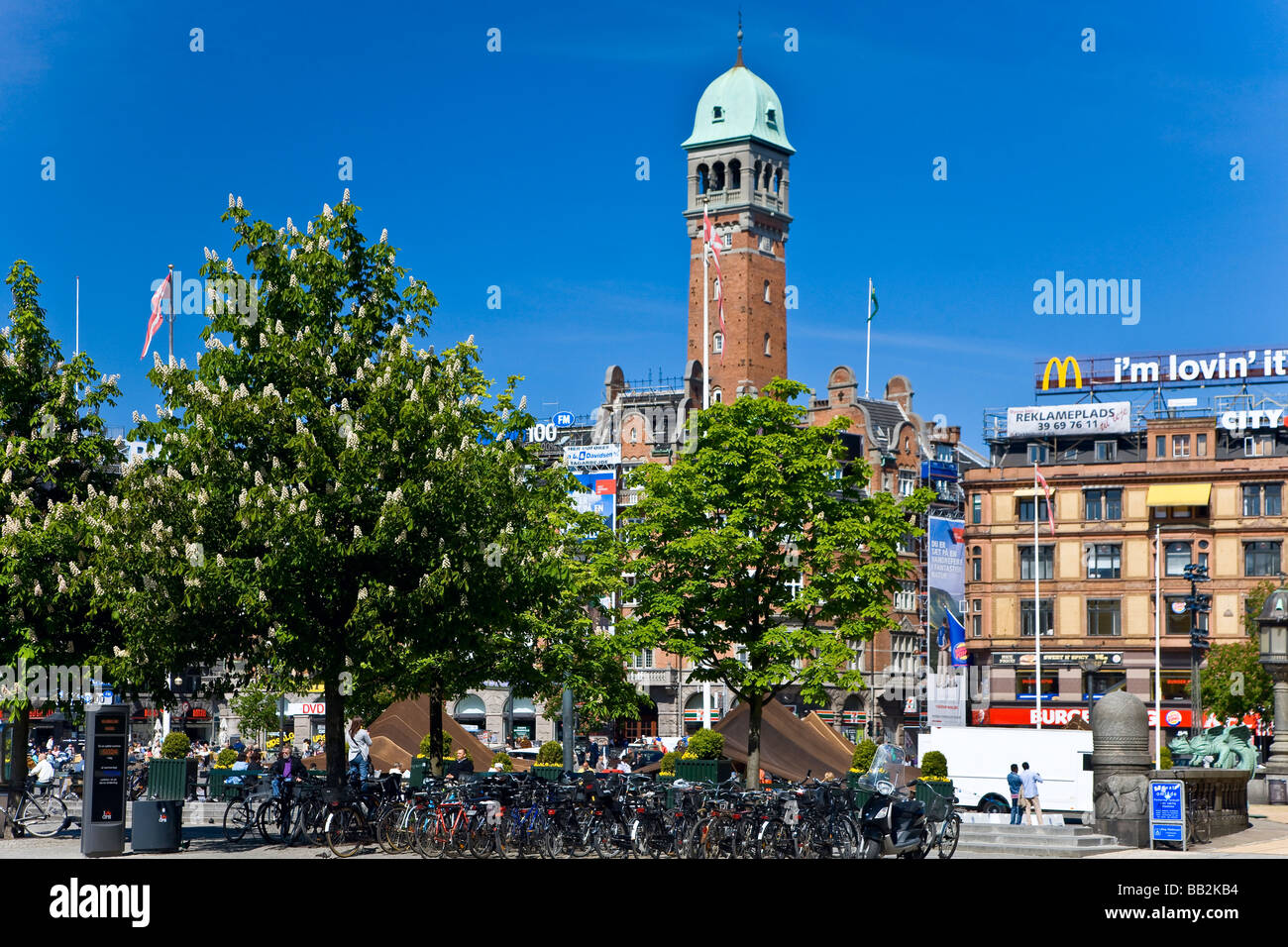 Fahrrad-Parkplatz am Kopenhagener Rathausplatz Stockfoto