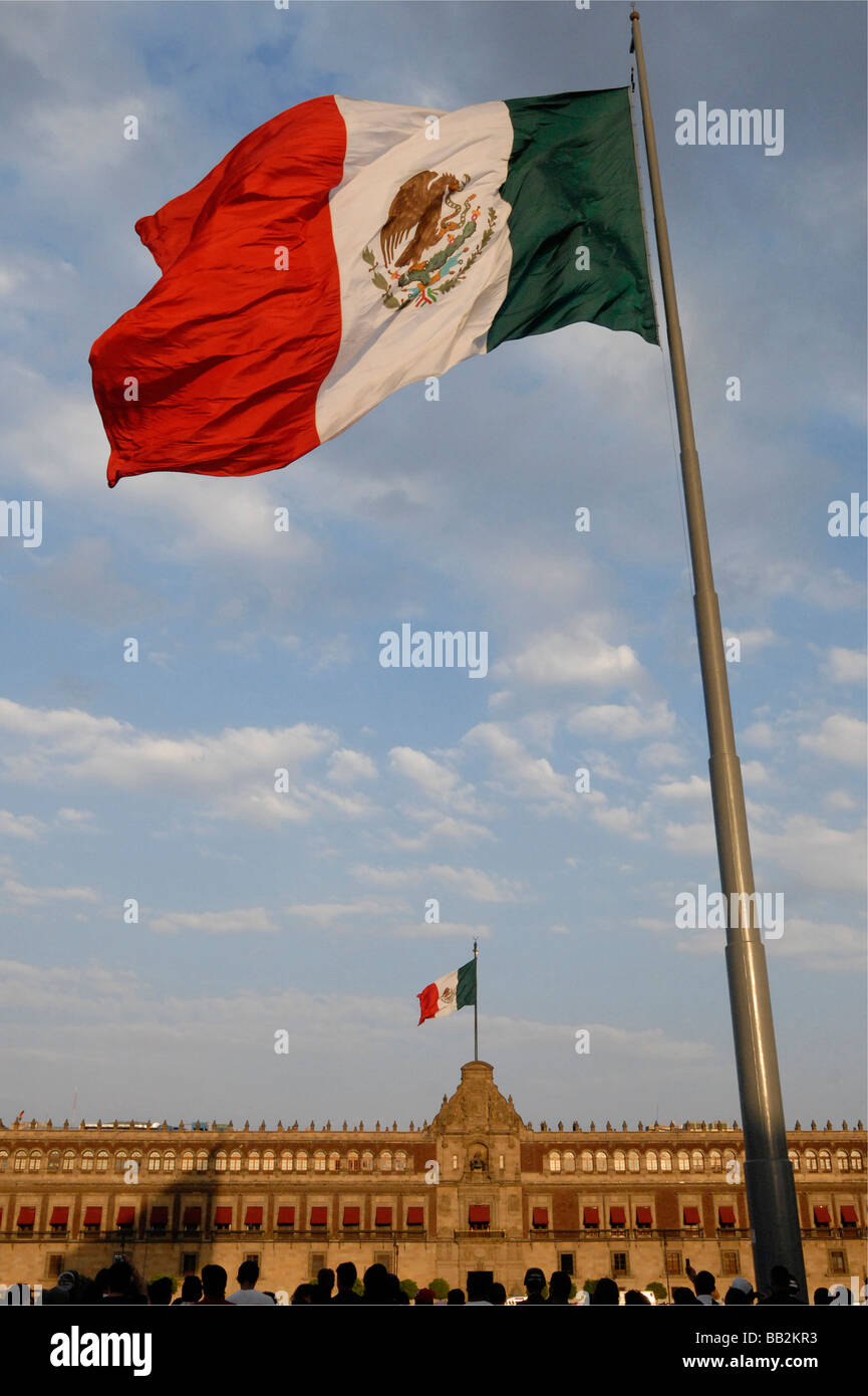 Palacio nationaler (National Palace) und mexikanische Flagge in El Zocalo (Plaza de la Verfassung), Mexiko City, Mexiko. Stockfoto