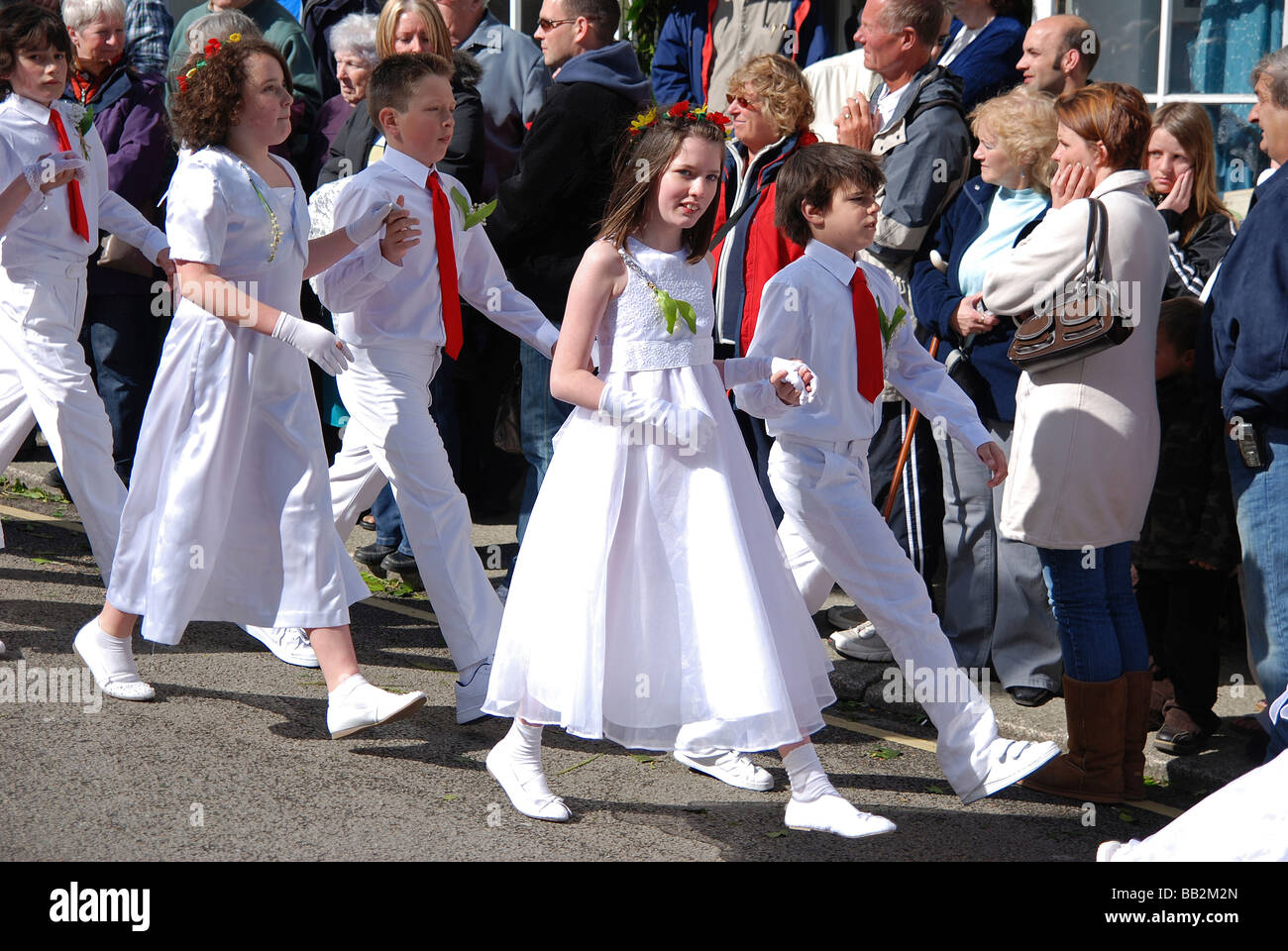 Kinder, die Teilnahme an dem Tanz bei Helston Flora Tag feiern, Cornwall, Großbritannien Stockfoto