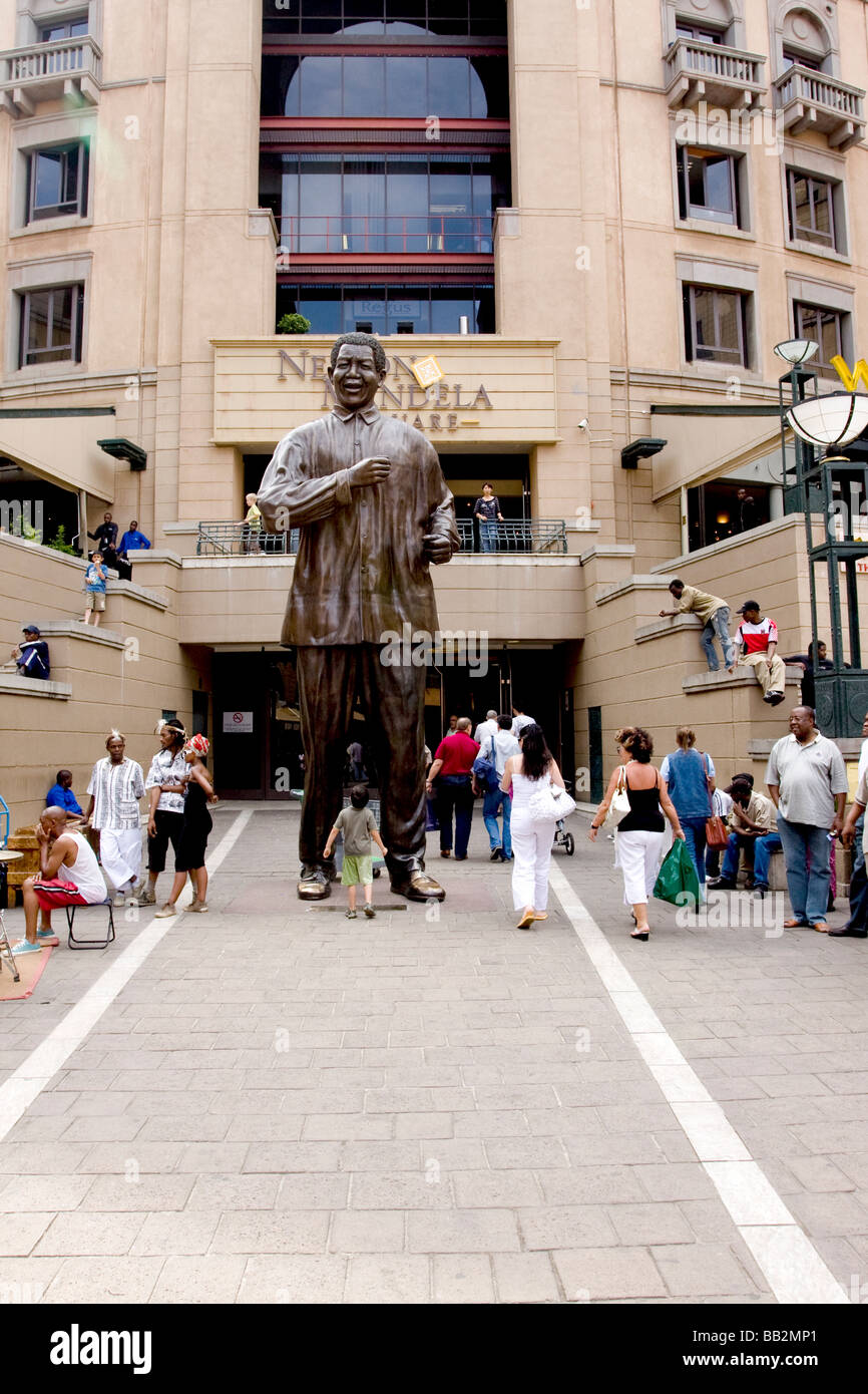 Statue von Nelson Mandela Nelson Mandela Square Sandon Stadt in Südafrika Stockfoto