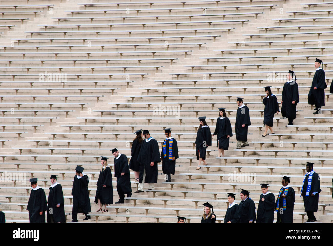 Studenten, die zu Fuß in das Stadion an der 2009-Abschlussfeier an der Duke University Stockfoto