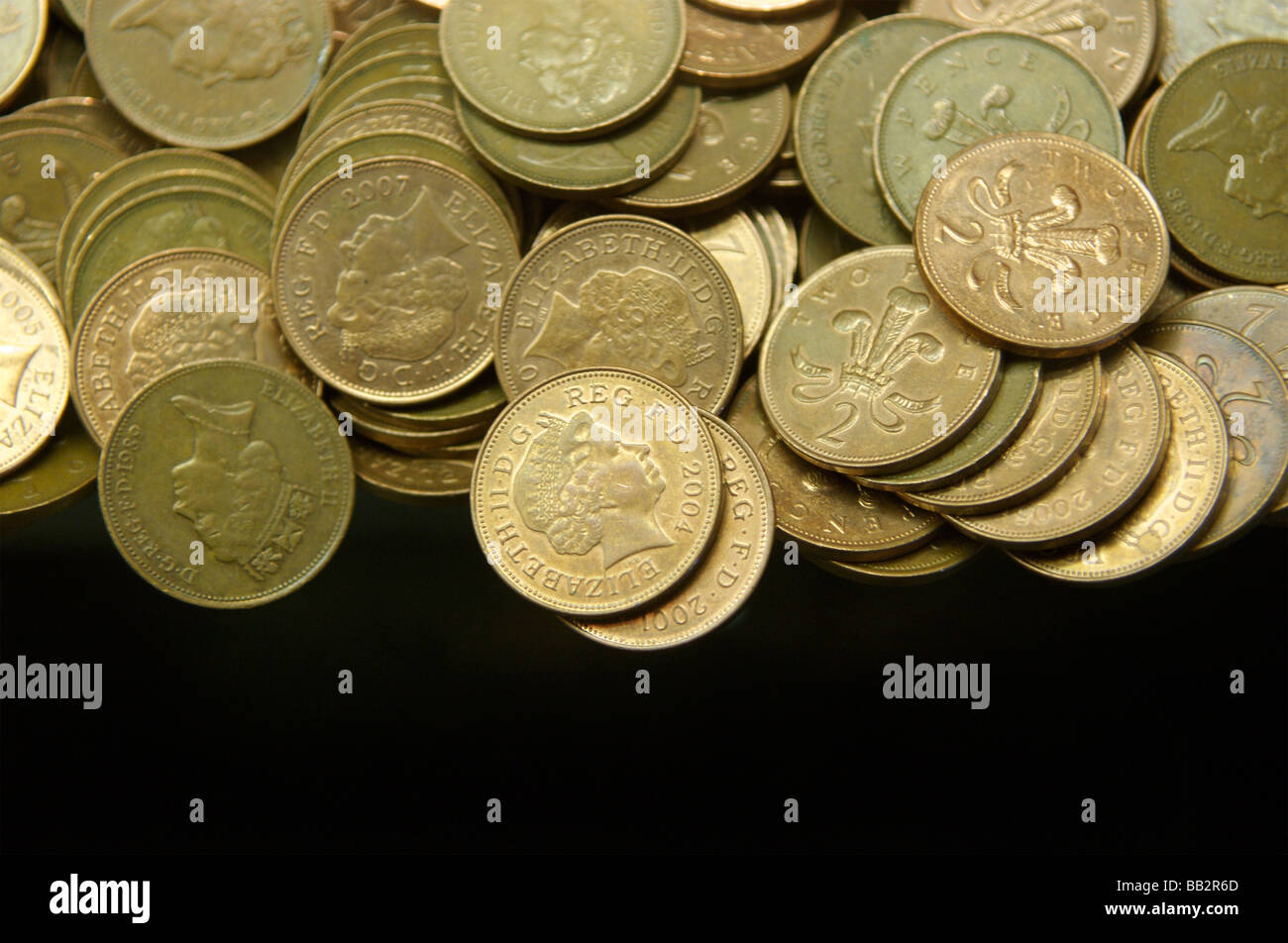 Zwei Pences Stücke in eine Penny-Arcade-Maschine. Stockfoto