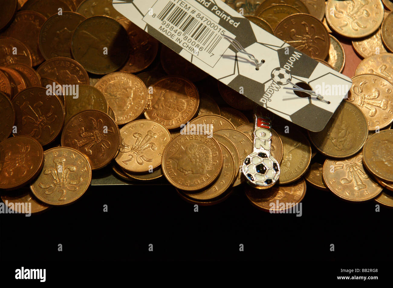Zwei Pences Stücke in eine Penny-Arcade-Maschine. Stockfoto