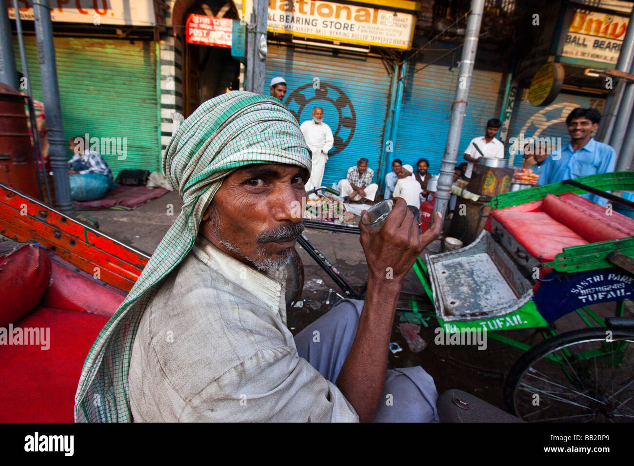 Fahrrad-Rikscha-Fahrer Teetrinken in Alt-Delhi Indien Stockfoto