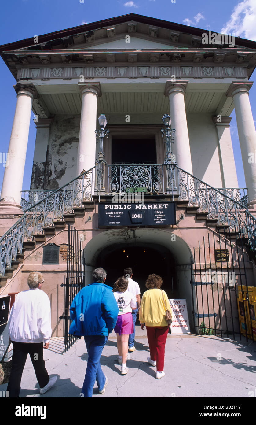 Menschen, die in öffentlichen Markt im historischen Charleston South Carolina Stockfoto