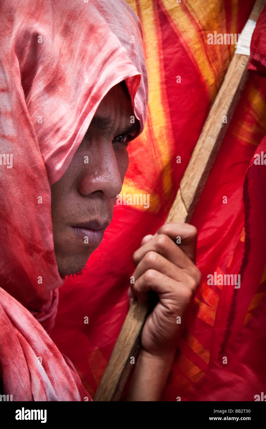 Linke Demonstranten mit einer roten Fahne während einer Demonstration in Manila. Stockfoto