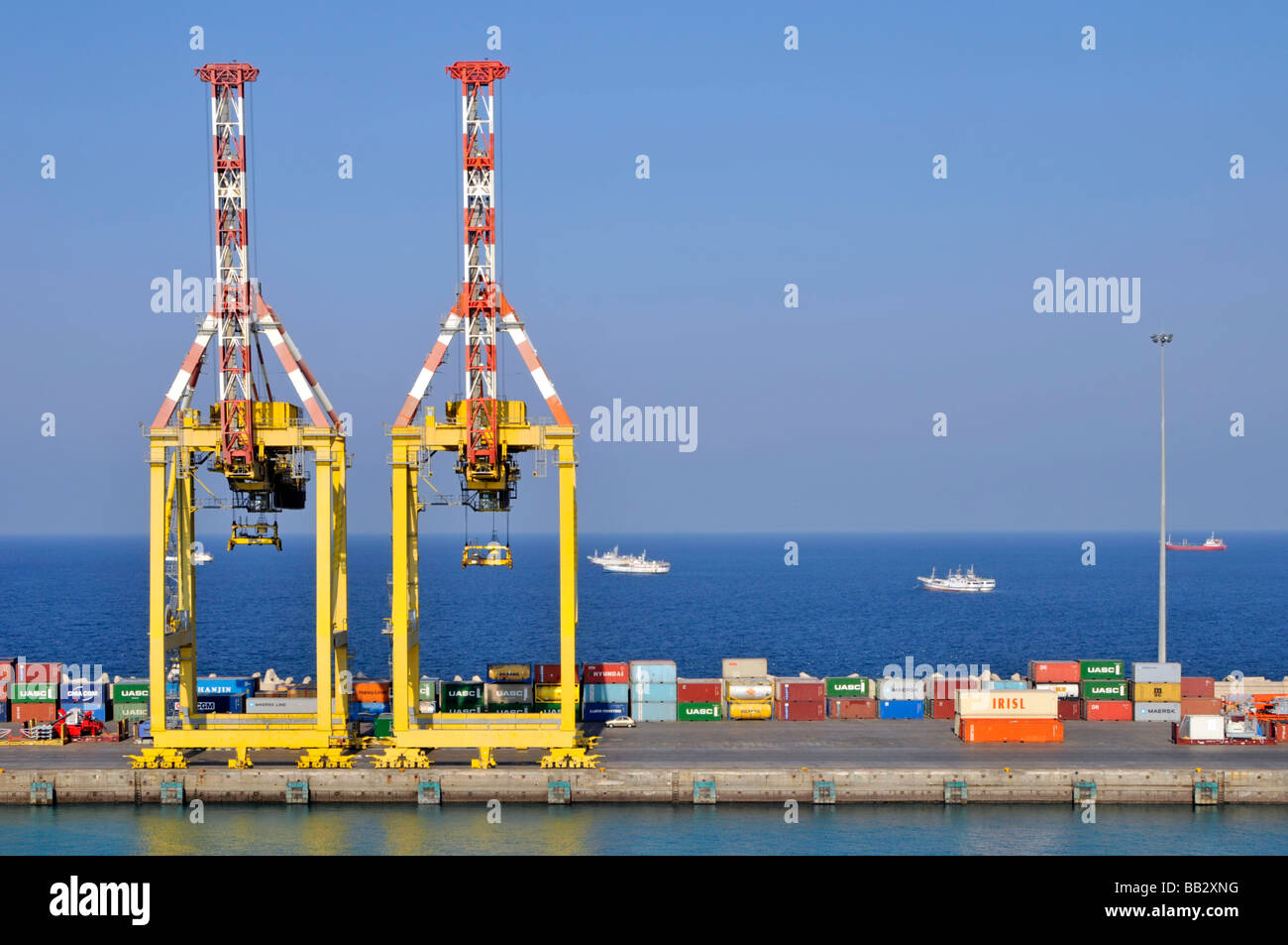 Container-Hafen in Muscat Port Sultan Qaboos Muttrah in Oman Container gestapelt auf Kai mit Schifffahrt im Golf von Oman im Nahen Osten Stockfoto