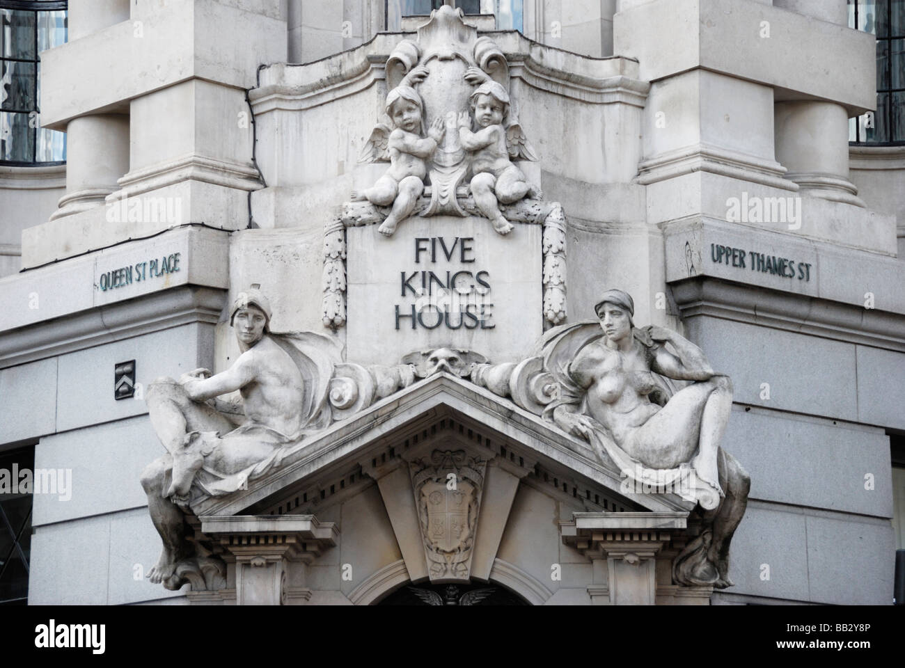 Dekorative Statuen über dem Eingang zu fünf Könige Haus an 1 Queen Street Ort London EG4 Stockfoto