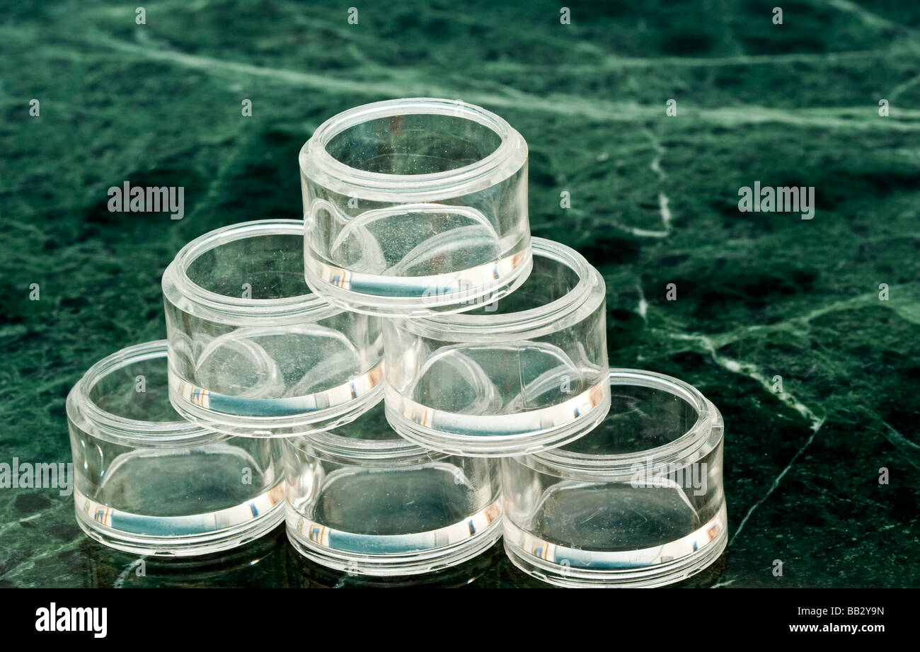 Kleine Haufen von klarem Kunststoff Runde Pille Inhaber in absteigender Reihenfolge gestapelt Stockfoto