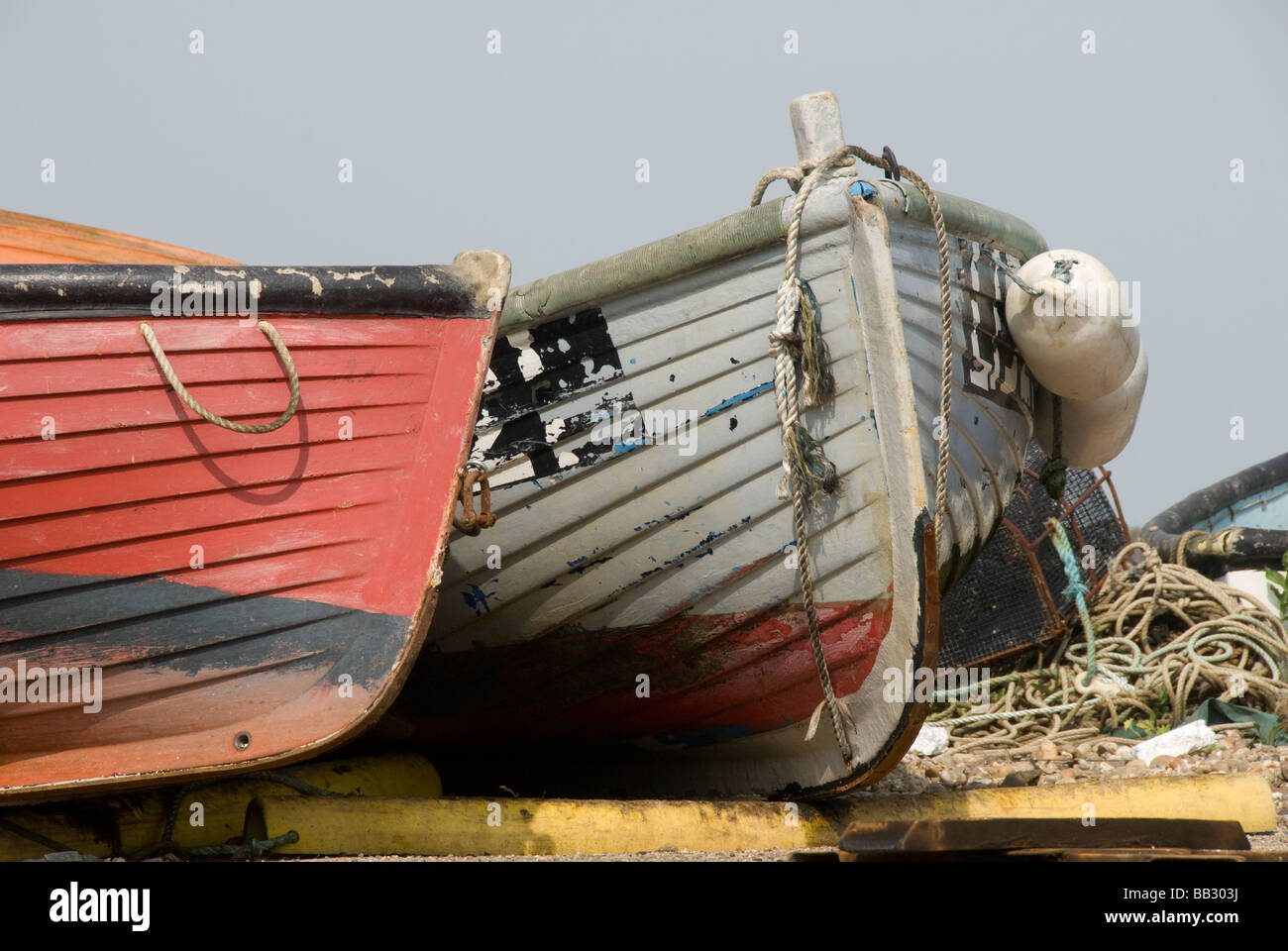 Angelboote/Fischerboote am Strand, Selsey Bill, West Sussex, England UK Stockfoto