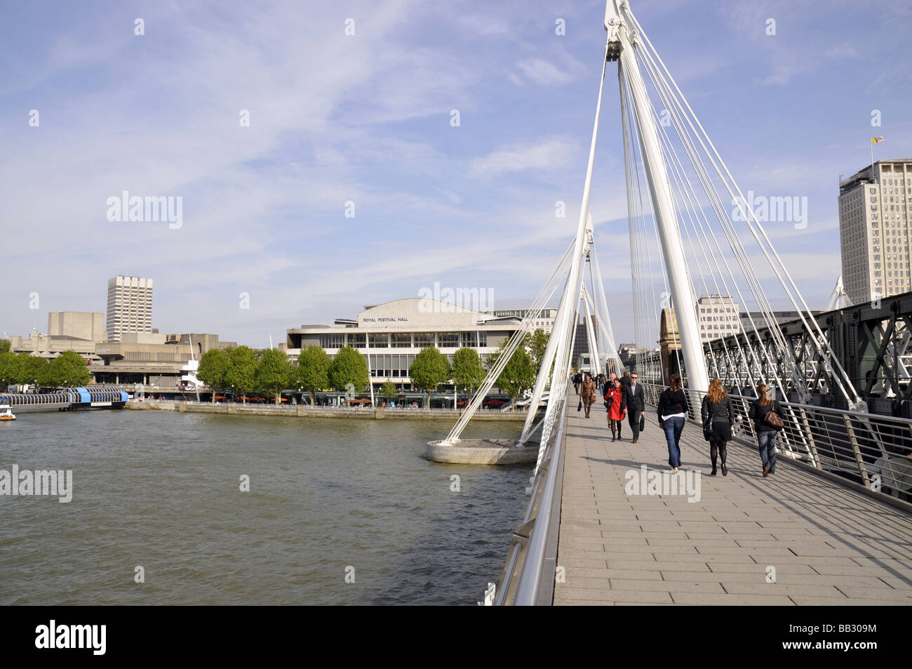 Hungerford Bridge London über Themse Stockfoto