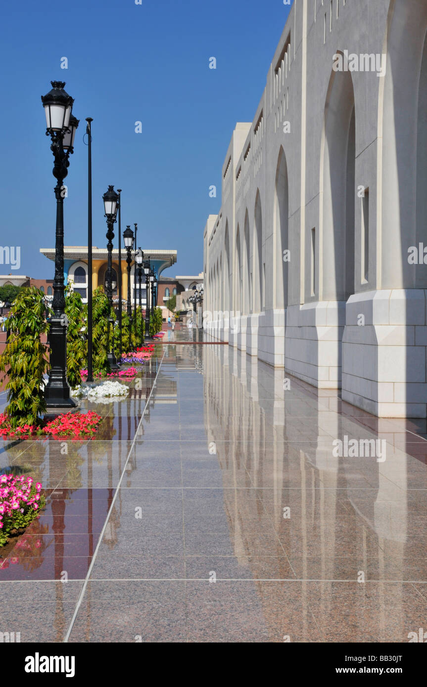 Muscat Oman Fußgänger nähert sich an der opulenten Al Alam Sultans-Palast Stockfoto
