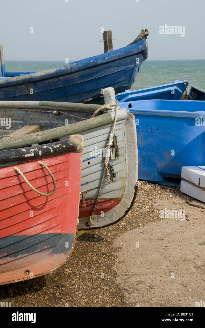 Angelboote/Fischerboote am Strand, Selsey Bill, West Sussex, England UK Stockfoto
