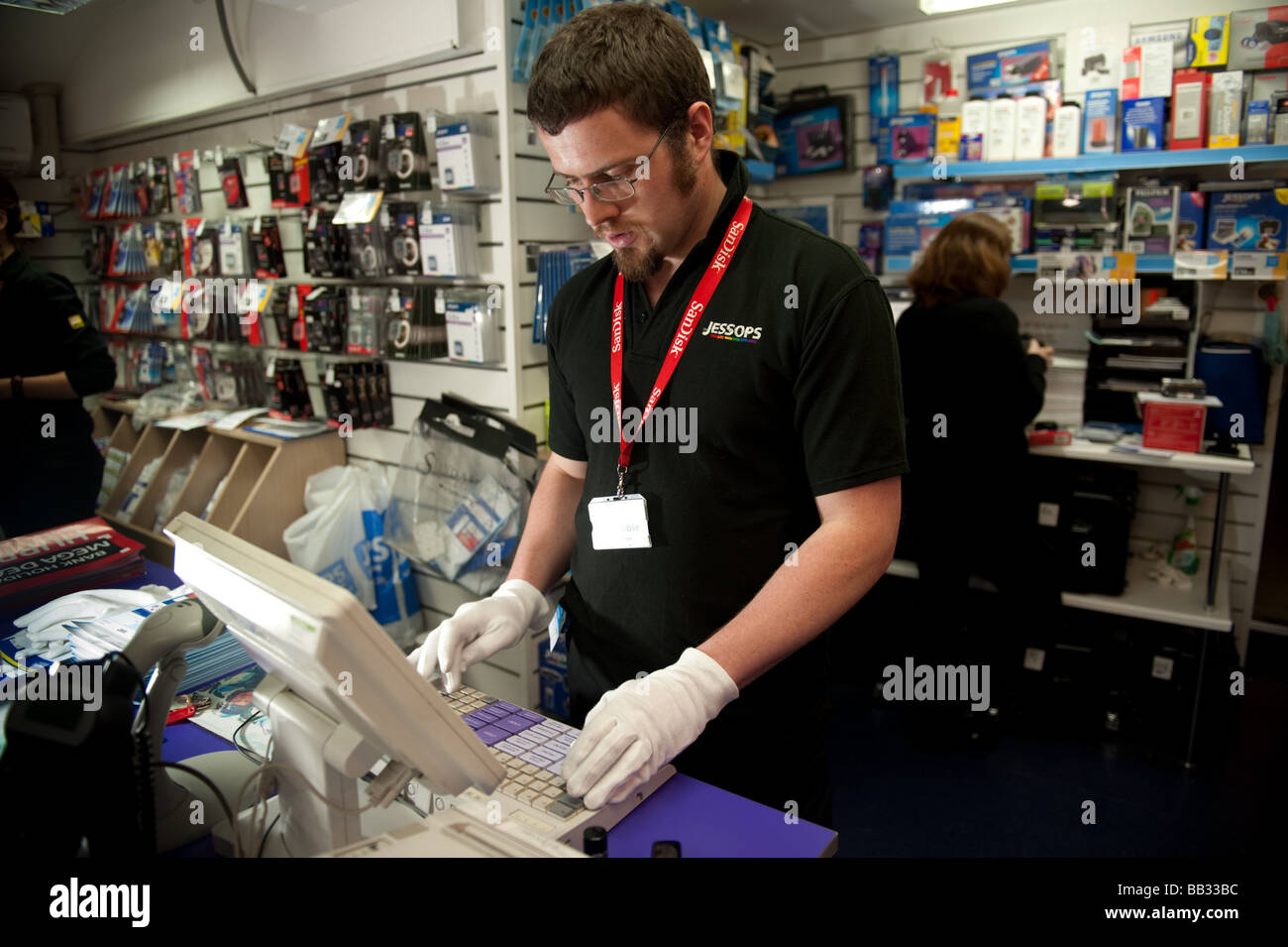 Menschen, die hinter der Theke in Jessops Photocentre Kamera shop Aberystwyth Wales UK Stockfoto