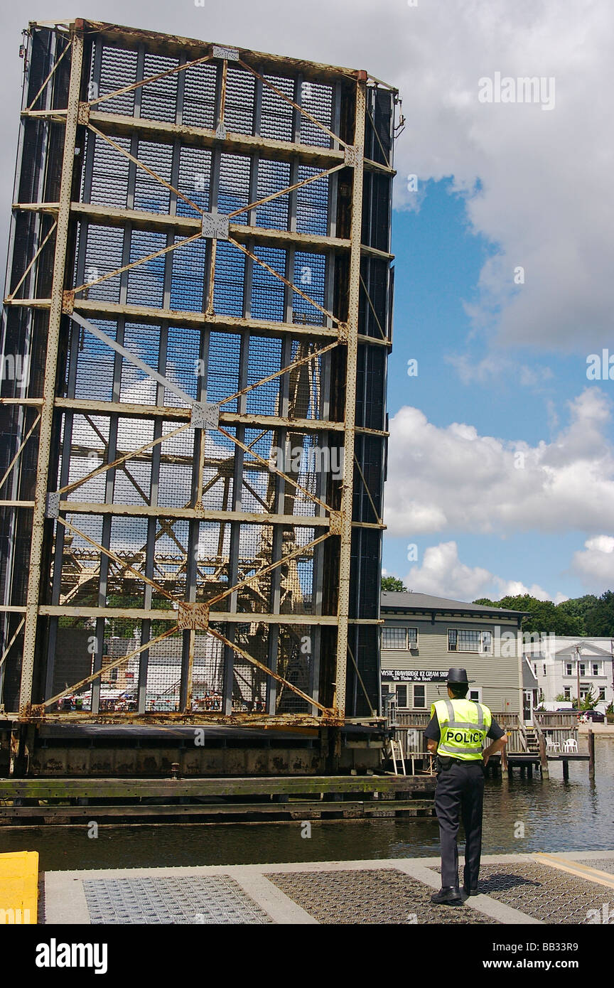 Nordamerika, USA, Connecticut, Mystiker.  Offizier im Ausland die Eröffnung des Mystic River Brücke Stockfoto