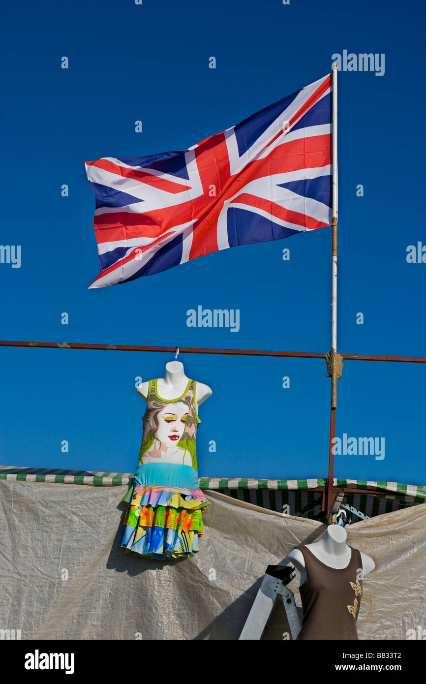britische Flagge des Union Jack fliegen gegen einen Sommerhimmel Stockfoto
