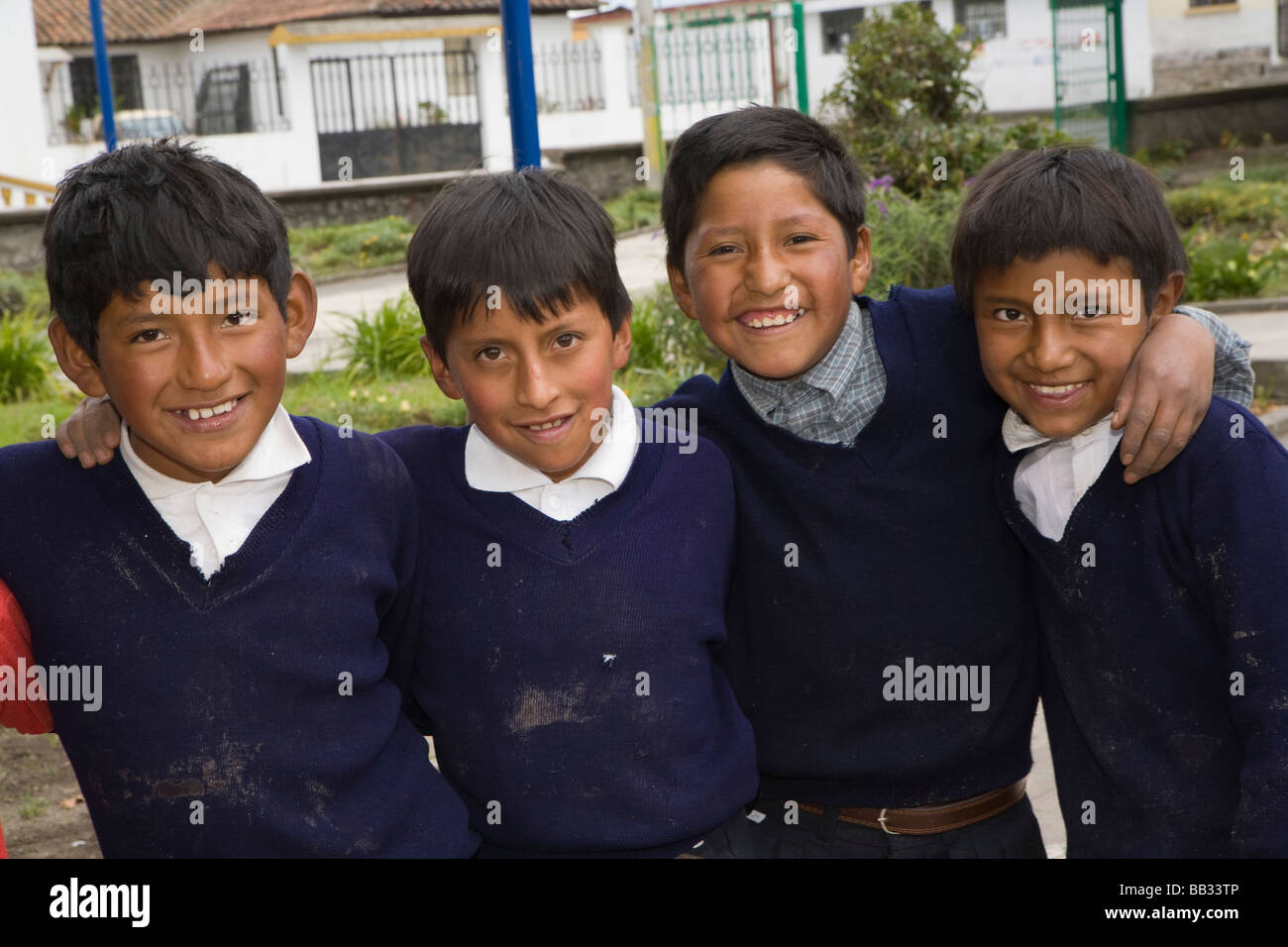 Südamerika, Ecuador, Lasso, Schulkinder tun Zivildienst Projekt im kirchlichen garden Stockfoto